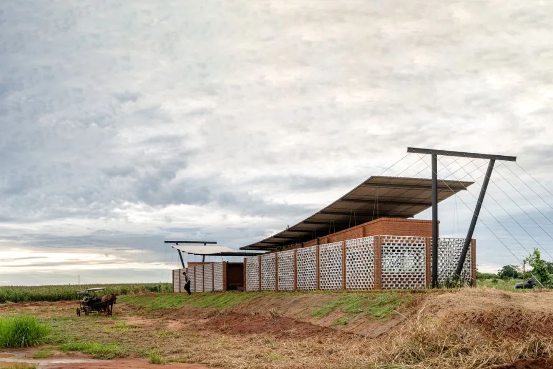 巴拉圭建築師事務所 Mínimo Común Arquitectura 的設計團隊採用五個基本策略,以建築型態及建造材料回應土地及氣候條件