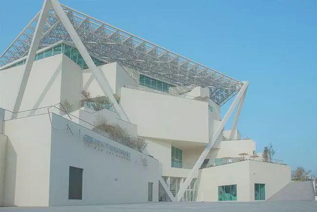 原為公十一公園的二館，早在百年前就曾做為台南博物館，保存陳列親王相關遺跡、古器物與藝術品，可謂台灣第一座公共博物館，然而隨著時代漸進與社會都城開發，博物館一度成為神社、忠烈祠甚至體育館等具不同功用的場所，如今走過一世紀歲月，履經更迭的區域則汲取滿滿城市文藝力量，以台南市美術館二館嶄新面貌示人，盼望再度成為台南另一道美麗風景