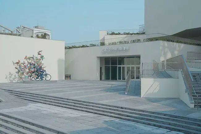 這個向上層層堆疊的白色藝術方盒，延伸公十一的公園概念，由許多不同尺寸的格子，以各種角度交錯堆成半戶外的開放空間，獨特盒子堆疊意象，就像藝術與公園的結合，創造出更多休閒活動空間；當然，在形體上，坂茂也將台南城市意象融入設計之中，他以台南代表花卉鳳凰花轉化成五角形碎形屋頂，以一種純粹、強烈的形式，構築出具有台南風情的建築體