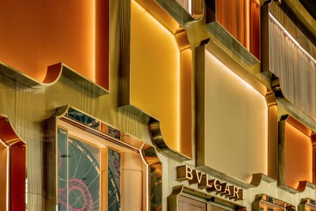 外立面的簷口圖案採用黃銅材料，結合不同類型的玻璃，產生黃金般的質感，BVLGARI寶格麗曼谷旗艦店新立面／MVRDV© Ketsiree Wongwa
