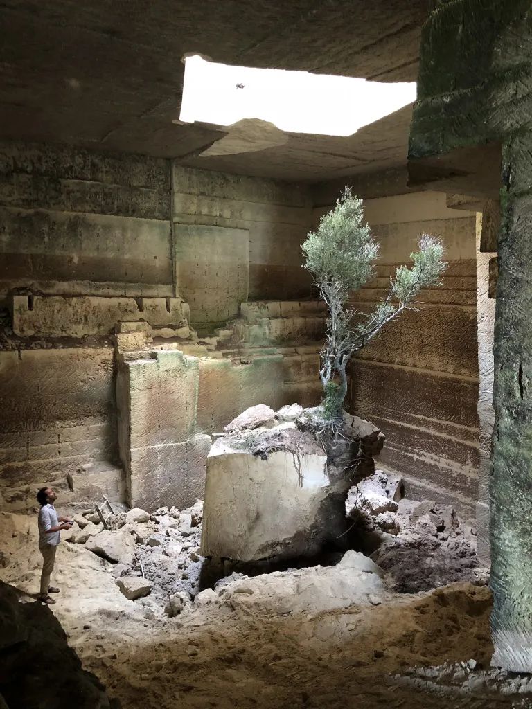 對地質探索的建築解讀,讓原本從圖紙到建築量體的轉換變成了從給定物質到數位數據的轉換。這個空間和從前的馬裡斯採石場一樣具有工業邏輯,其藝術潛力是手工雕刻的宏偉洞穴,礦物自然就像Menorca島石質景觀提取的礦物精華