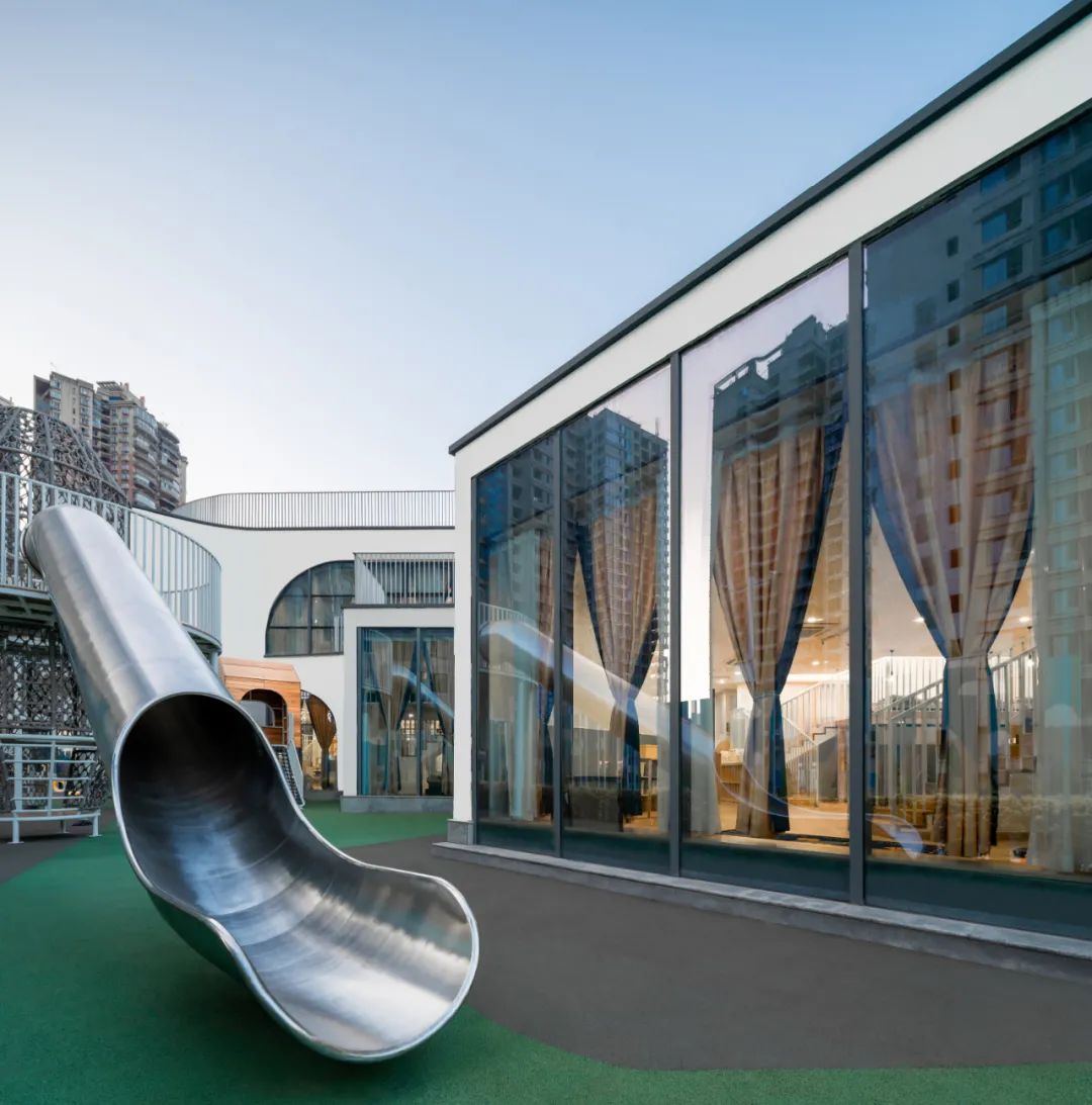 溜滑梯，重慶彈子石幼兒園／NAN