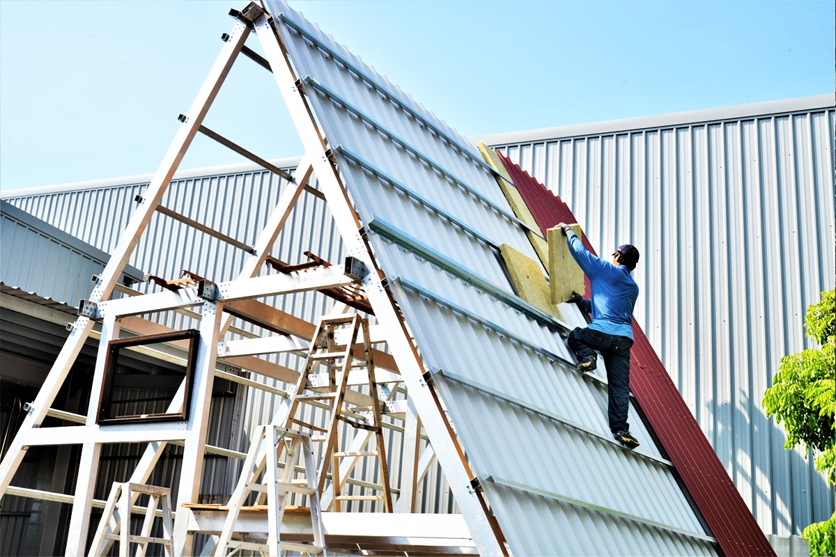 結構搭建完成後，以複合材質分層鋪設阻隔風雨的屋頂。圖／吳夏雄