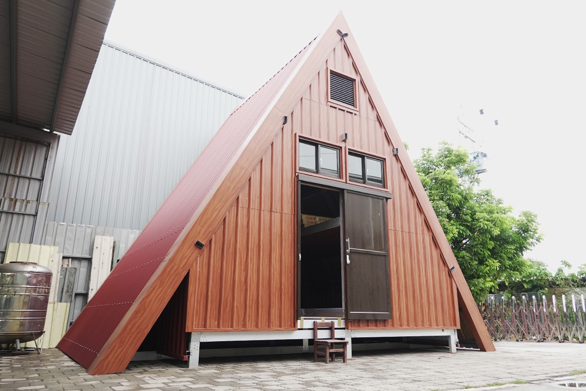 廠房旁剛搭建好的三角形高架山小屋。圖/一路報導