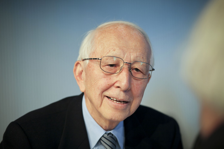 楨文彥Fumihiko Maki, Premio Pritzker 1993 By jeanbaptisteparis - flickr: Fumihiko Maki, CC BY-SA 2.0, Link. Image
