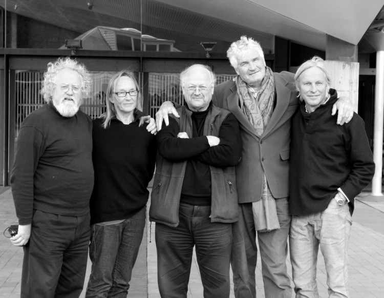 Glenn Murcutt (centro), Premio Pritzker 2002. Image © The Glenn Murcutt Masterclass