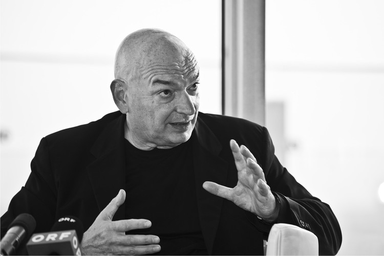 Jean Nouvel, Premio Pritzker 2008By Christopher Ohmeyer from vienna, AUT - flickr: jean-nouvelle-0300 copy, CC BY-SA 2.0, Link. Image