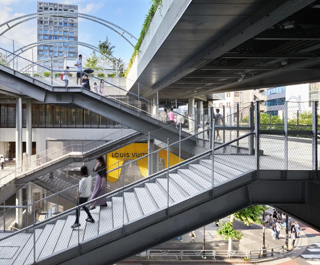 連接不同高程的大階梯 stairs conneciton levels  東京澀谷宮下公園公共空間 Tokyo Shibuya MIYASHITA PARK Public Space／株式會社日建設計 Nikken Sekkei
