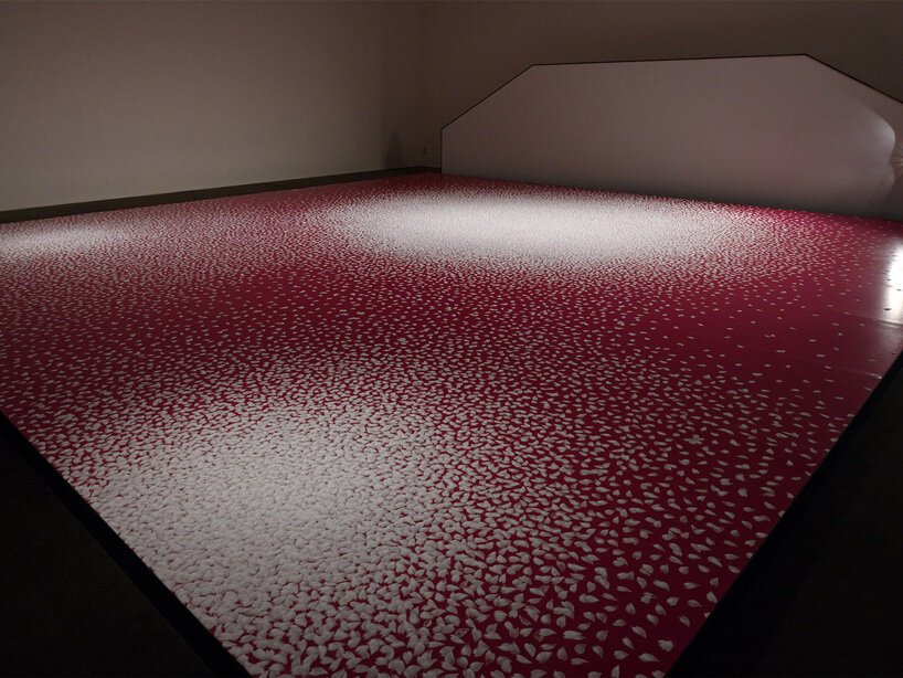 motoi yamamoto在瀨戶內市美術館安裝了100.000鹽櫻花花瓣