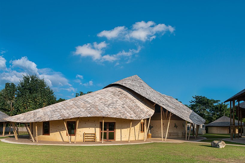 泰國Chiangmai Life Architects科學實驗室音樂中心班亞登國際學校 左邊是表演廳，右邊是各個不同用途的房間。所有圖片均由Chiangmai Life Architects（CLA）提供