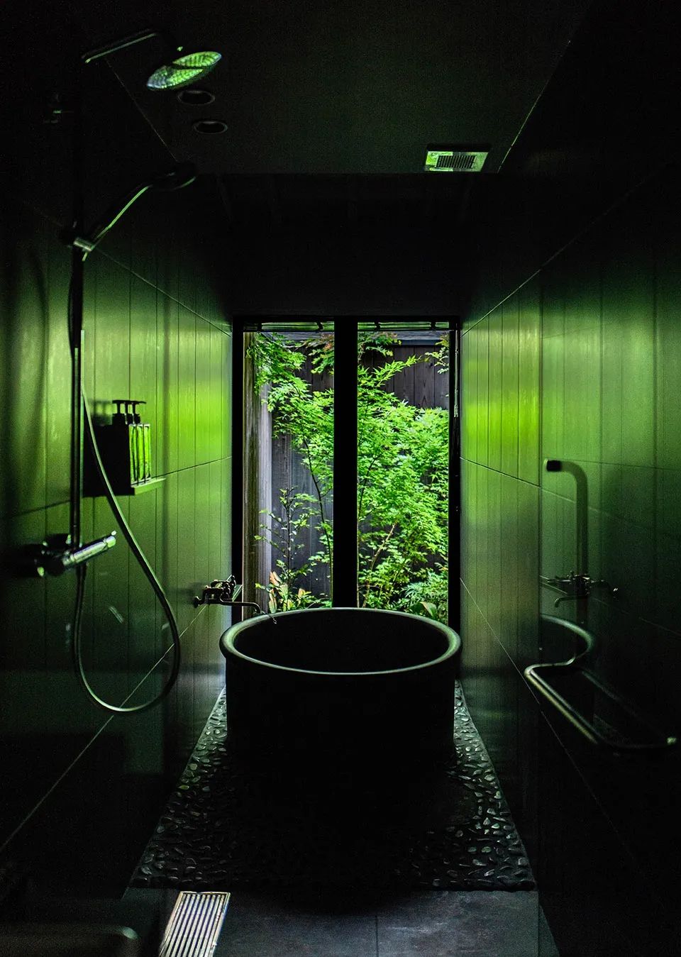 改造後的浴室坐擁花園景緻 京都系列假日居所Kyoto Maana Kamo/Maana Homes