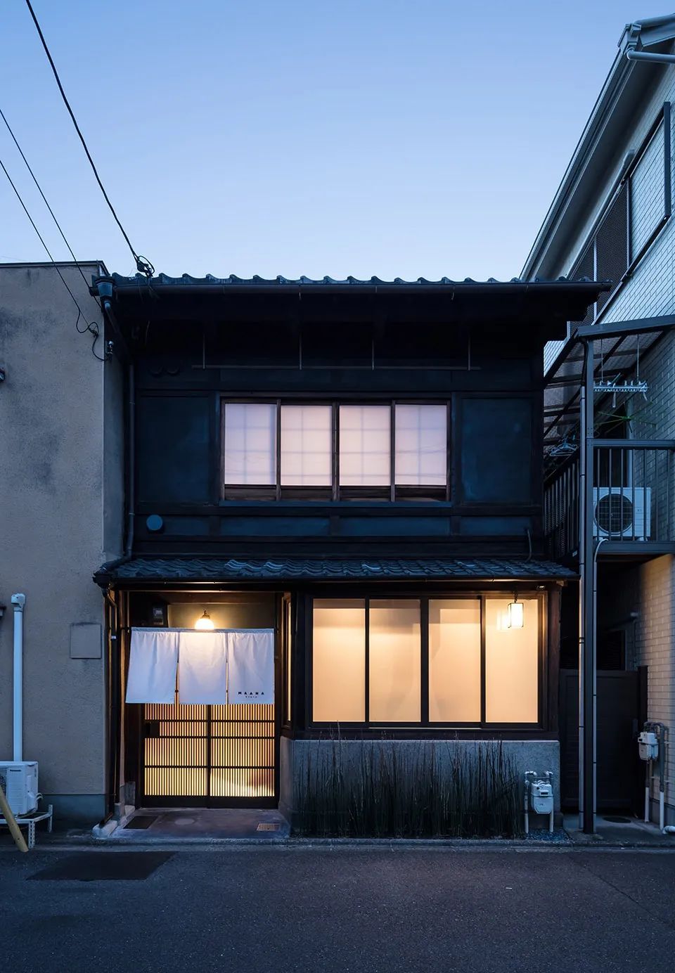 日本「魚谷繁礼」建築研究所 Uoya Shigenori 的魚谷繁礼(一級建築士),將擁有 100 年歷史的京都聯排別墅重新翻修了一遍,為 Maana Kamo 賓館營造了寧靜的室內設計空間