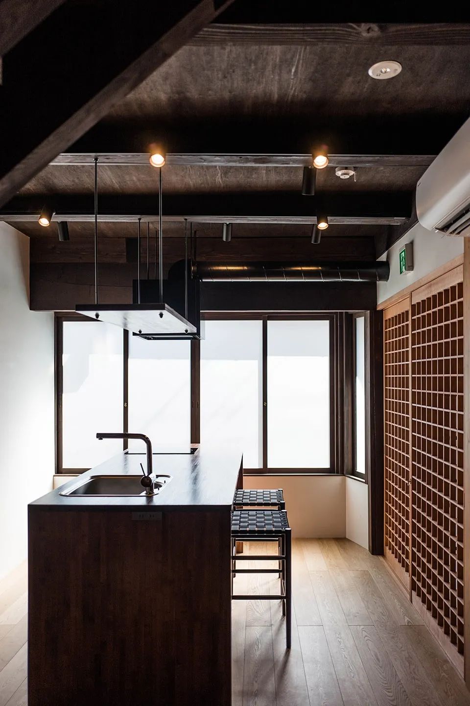 從起居空間望向廚房 京都系列假日居所Kyoto Maana Kamo/Maana Homes