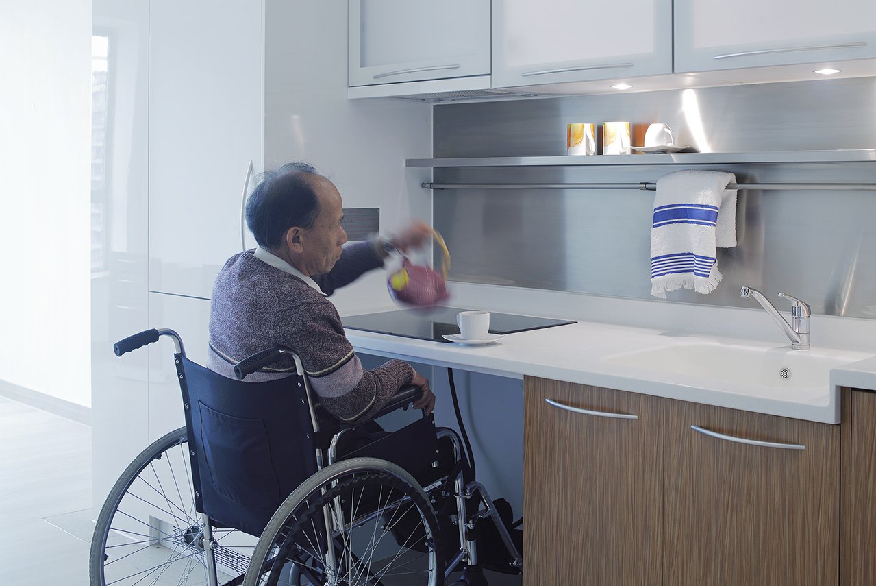 針對依輪椅使用者需求，RLP於健康養身宅內，設計可調整高度與寬度的傢俱設備。 呂元祥建築師事務所/提供