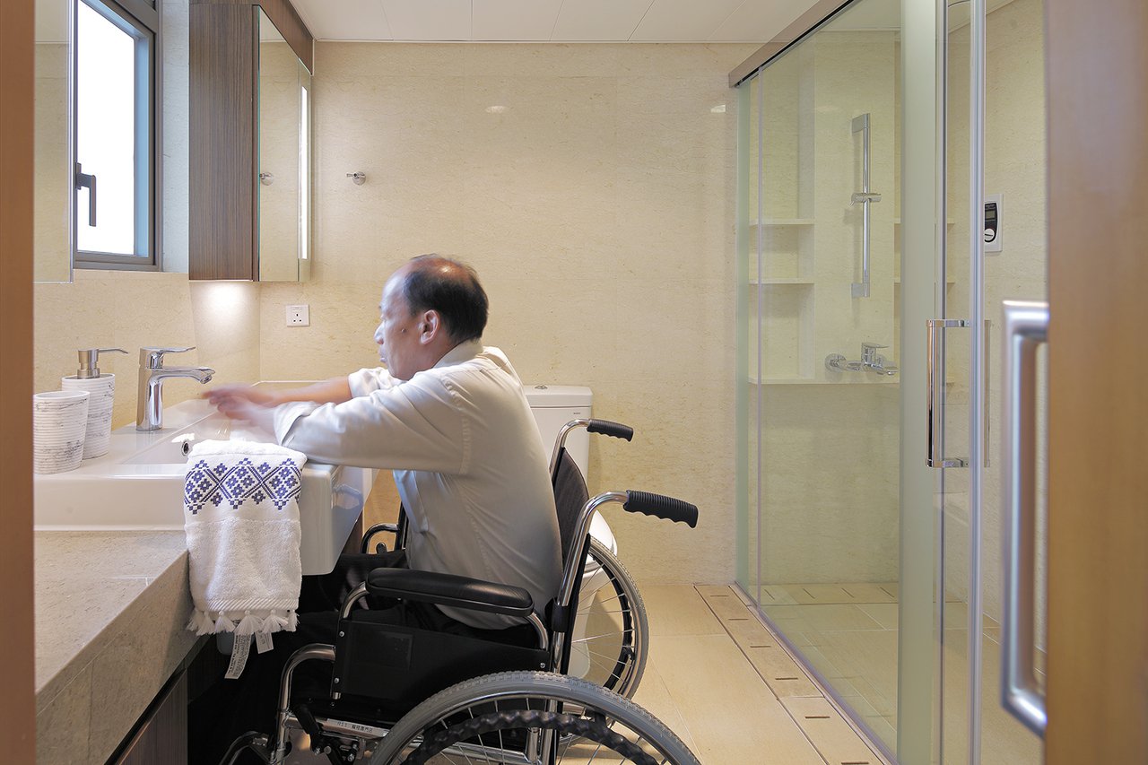 針對有輪椅需求的長者，RLP於健康養生宅內設計適宜高度的洗手台，提升生活便利性。...
