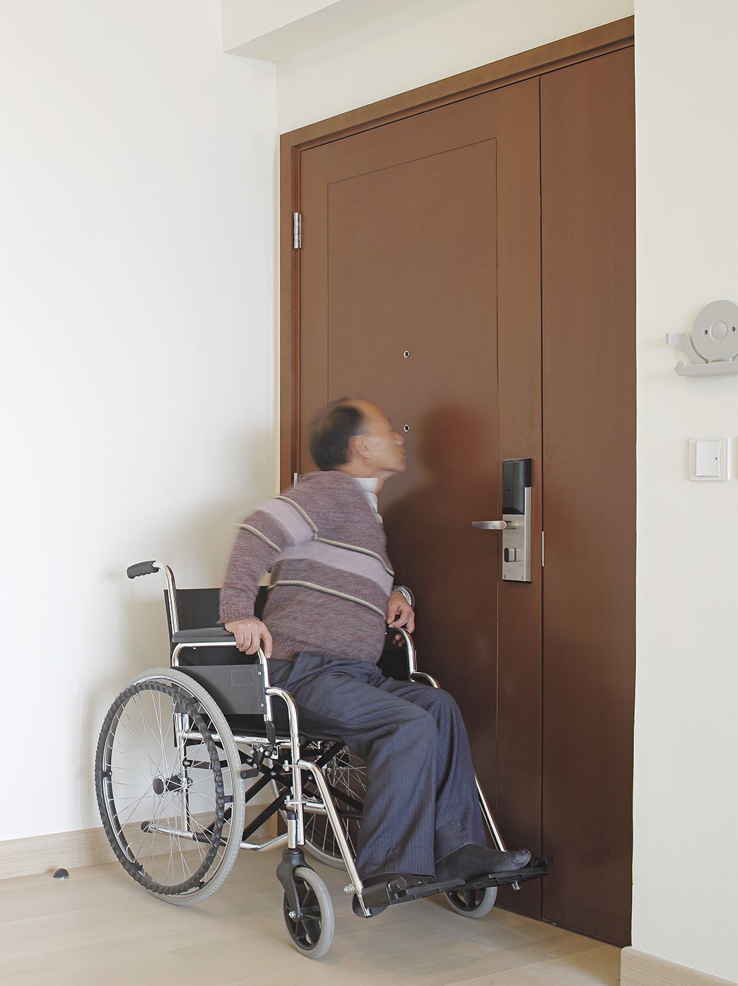為確保長輩的居住安全，RLP在房門上設計了雙防盜眼，為使用輪椅的長輩提供便利性。...