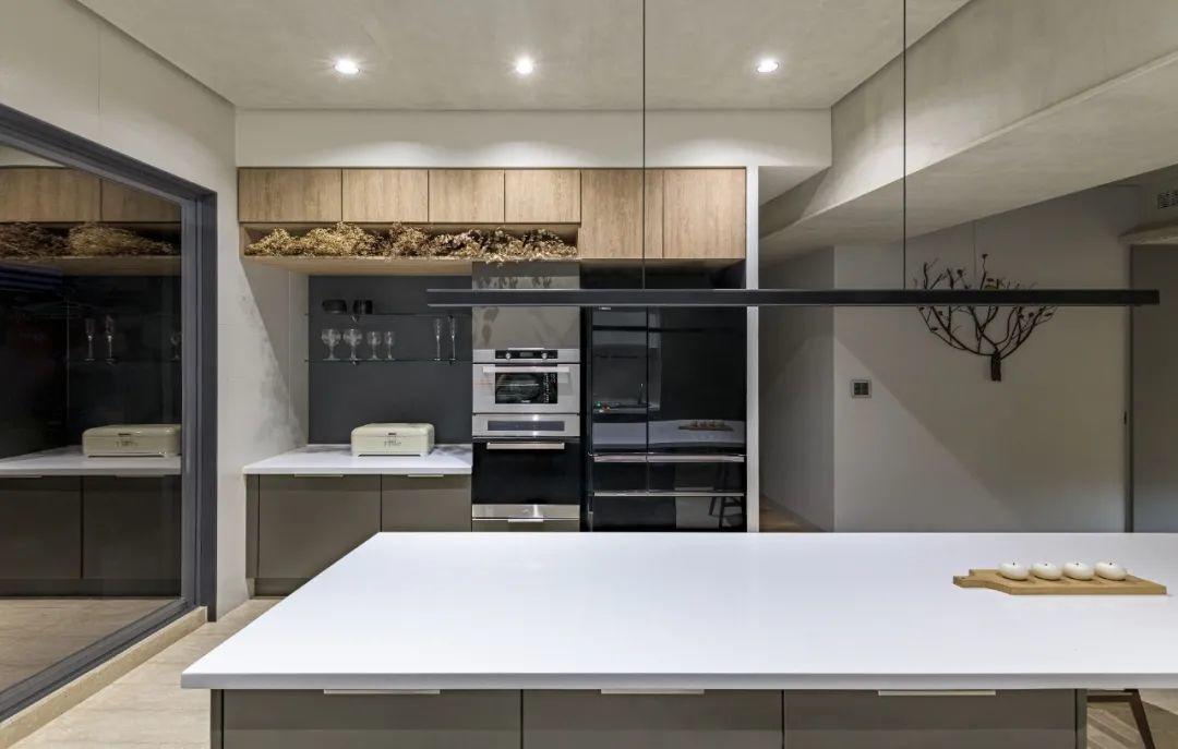 廚房，高雄48坪公寓《 通廊‧覓光 》室內設計／邵唯晏 竹工凡木設計研究室