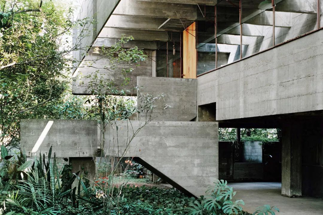 粗獷的混凝土外觀，Casa de Rocha 達‧洛查自宅／Paulo Mendes da Rocha ©Leonardo Finotti