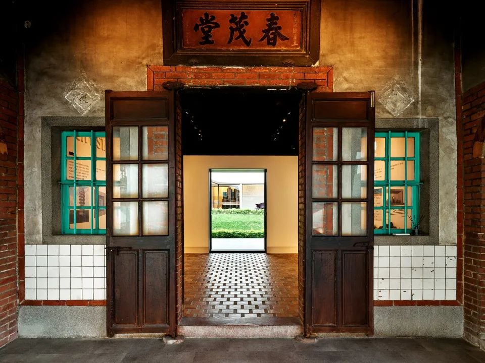 由三合院春茂堂可以看到老建築與接待中心，新北市建案學府之森接待中心／中怡設計 CYS.ASDO