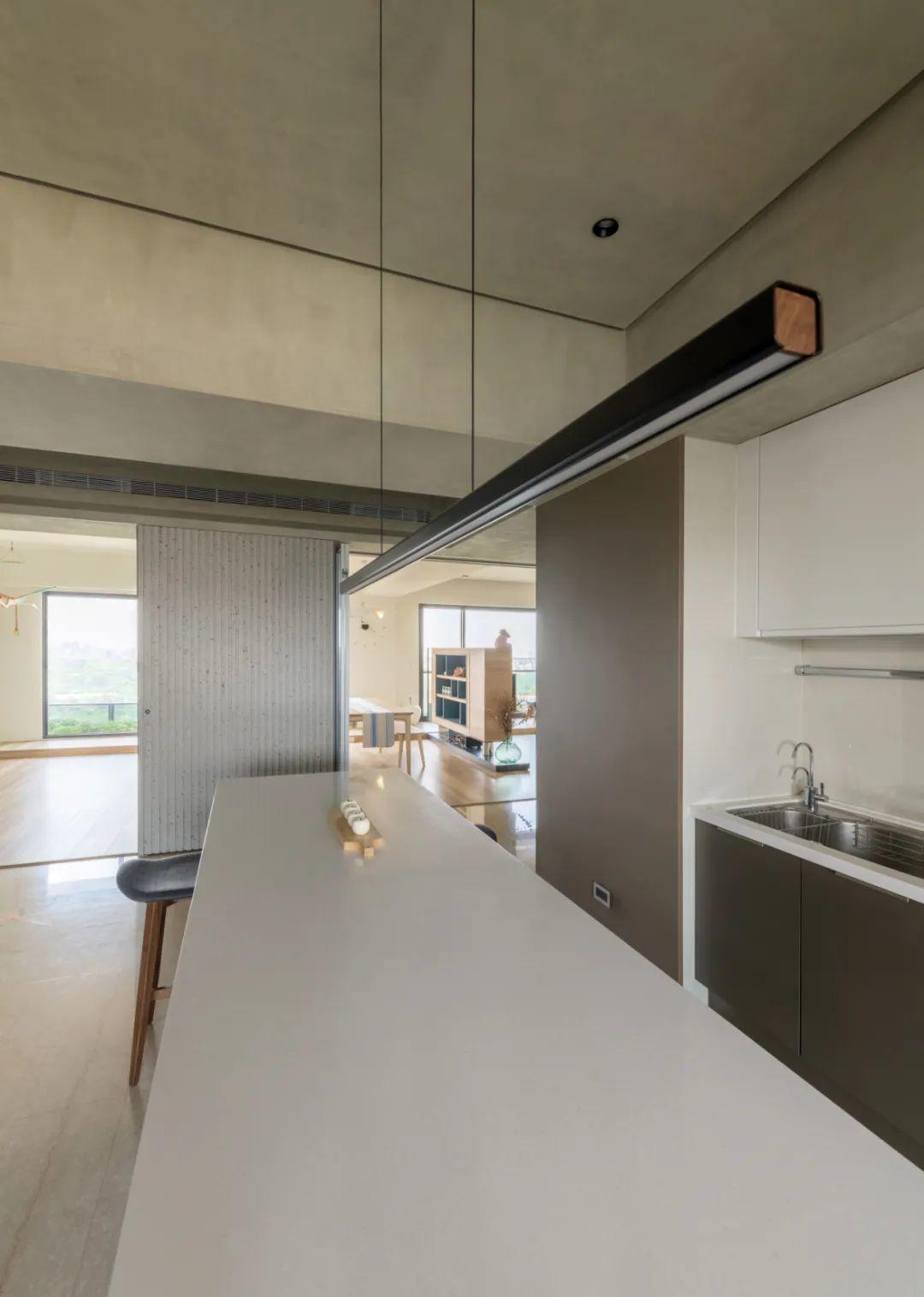 廚房中島，高雄48坪公寓《 通廊‧覓光 》室內設計／邵唯晏 竹工凡木設計研究室