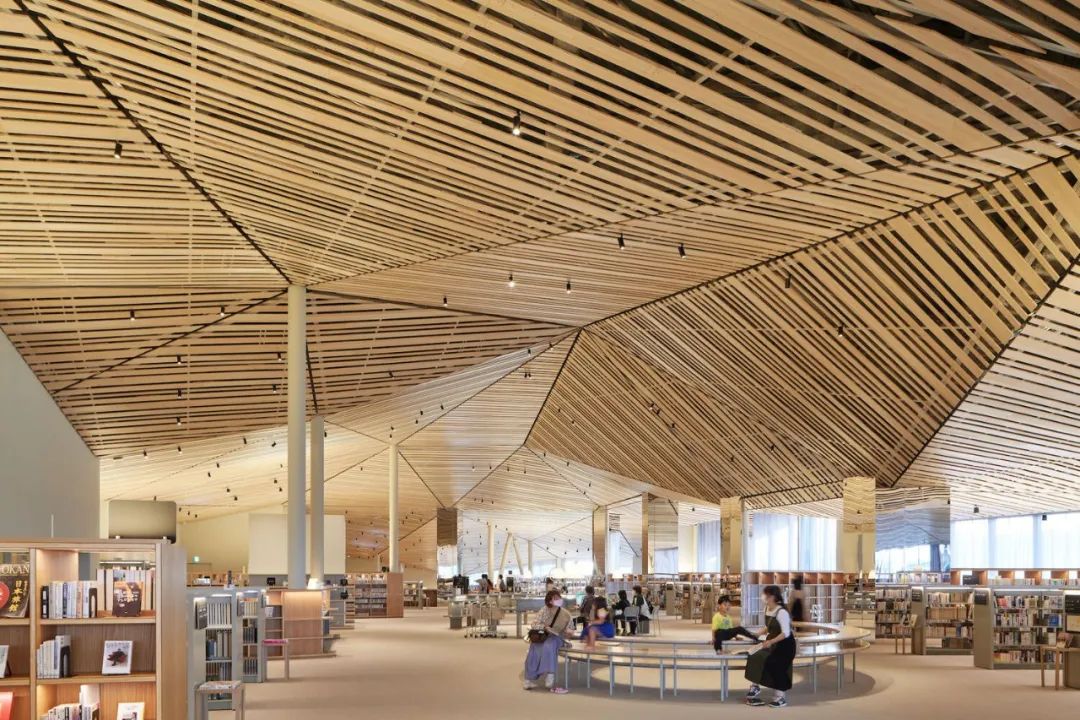 「那須塩原市圖書館みるる」位於東京往北車程 2 小時的栃木縣，由 UAo 建築事務所操刀，館內「放射狀書架」「葉脈天花板」「森林口袋」設計，再加上 6d 工作室為書櫃打造的造型文字，走逛圖書館的體驗，像是在森林裡探索一般，處處藏著新事物等待被發現