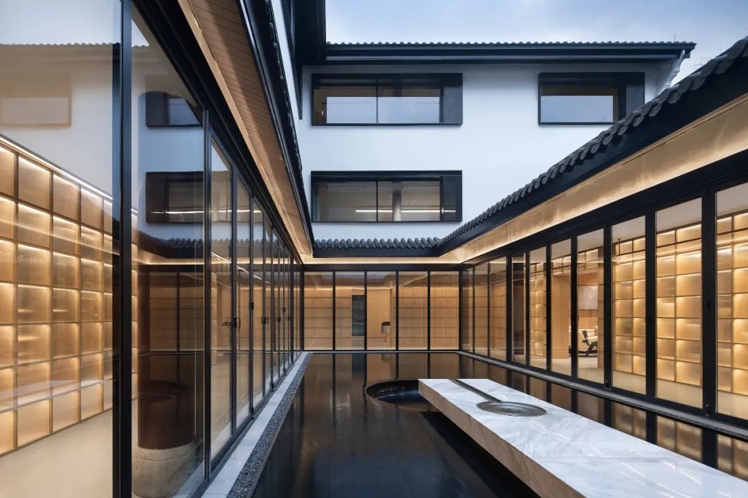 景觀水池，紹興金昌商學院／零壹城市建築事務所
