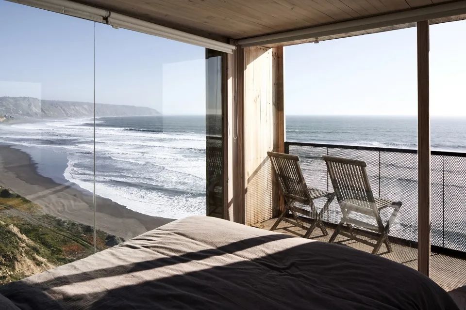 臥室擁有無比的景觀，La Tagua小木屋／Croxatto y Opazo Arquitectos