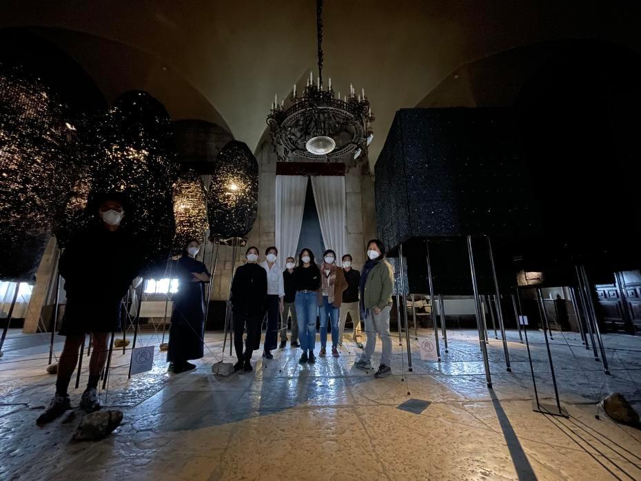 第17屆威尼斯雙年展臺灣館,策展團隊、國美館、運輸人員、代理人合照 Taiwan Delegation。圖/國立台灣美術館提供