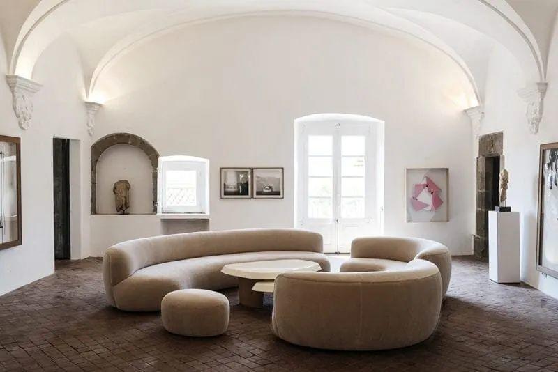 ▲Pierre Augustin Rose系列Boucle軟墊沙發，由Studio ALM設計