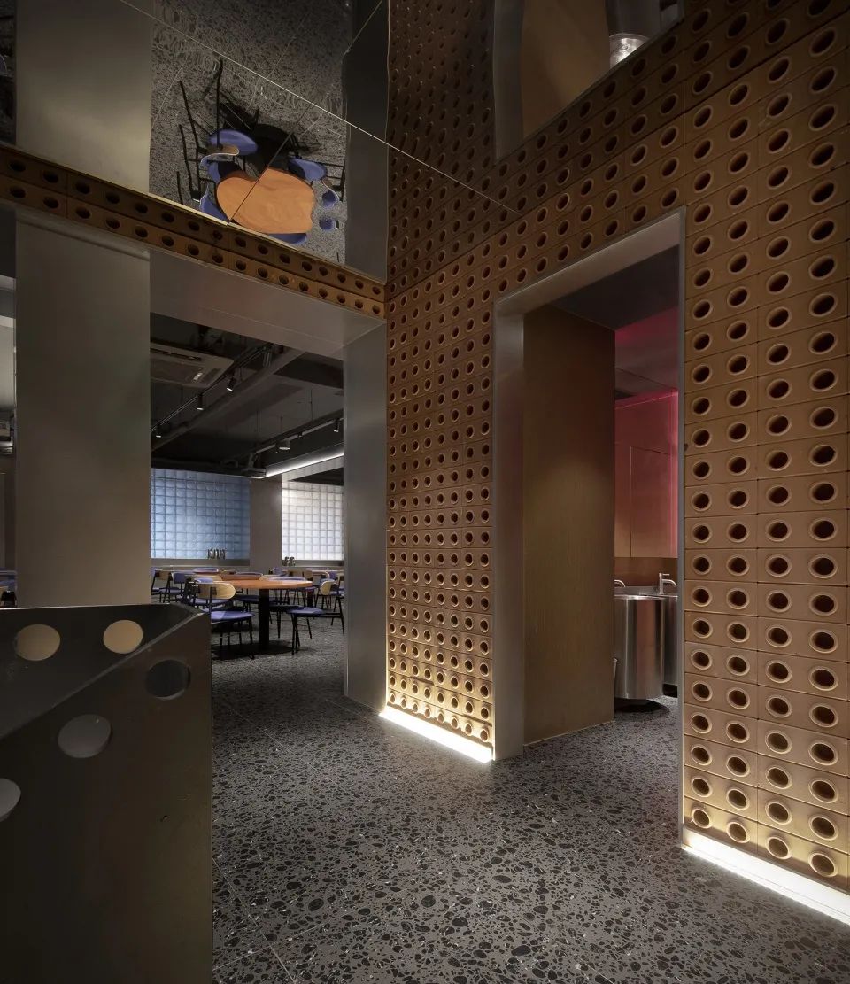 由樓梯前廳望向用餐區，QU烤肉酒館室內設計／木斗設計