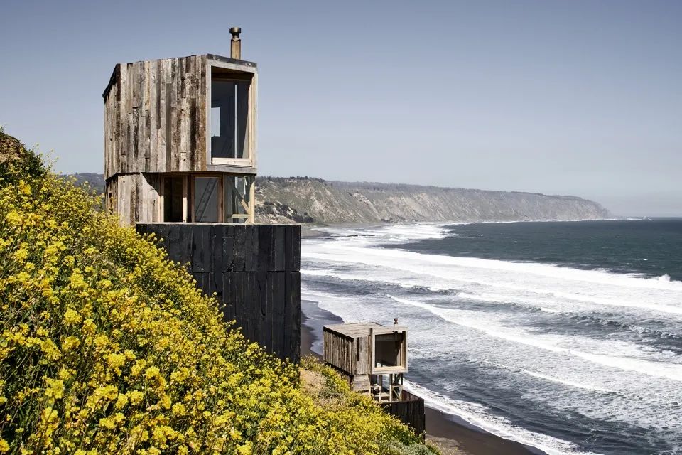 建築外觀帶有木頭的原始質感，La Loica＆La Tagua小木屋／Croxatto y Opazo Arquitectos