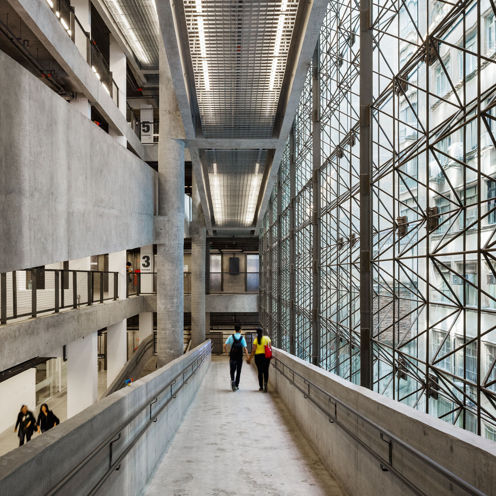 大樓內連接各個樓層的坡道，巴西聖保羅SESC 24 de Maio文化中心／Paulo Mendes Da Rocha＋MMBB Arquitetos