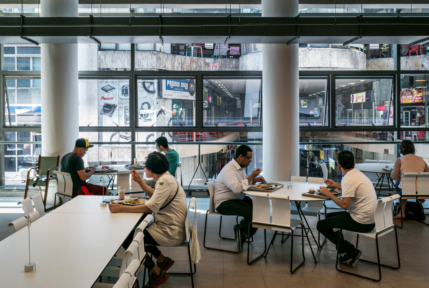 公眾餐廳，巴西聖保羅SESC 24 de Maio文化中心／Paulo Mendes Da Rocha＋MMBB Arquitetos