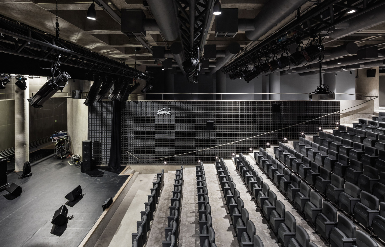 地下劇場，巴西聖保羅SESC 24 de Maio文化中心／Paulo Mendes Da Rocha＋MMBB Arquitetos