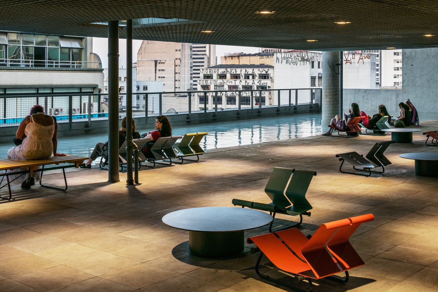 屋頂下一層的半戶外休憩空間，巴西聖保羅SESC 24 de Maio文化中心／Paulo Mendes Da Rocha＋MMBB Arquitetos