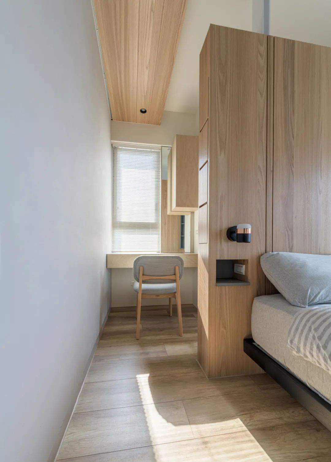 臥室，高雄48坪公寓《 通廊‧覓光 》室內設計／邵唯晏 竹工凡木設計研究室