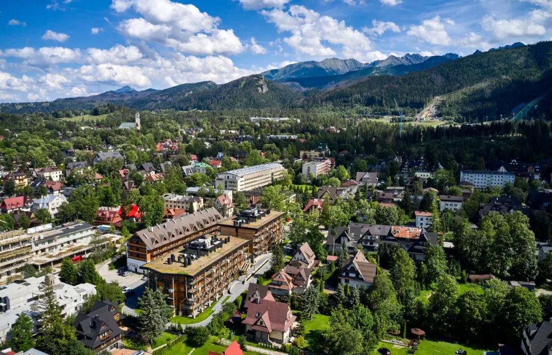 基地周圍綠山環繞，Bachleda Resort Zakopane度假酒店／Karpiel Steindel Architektura