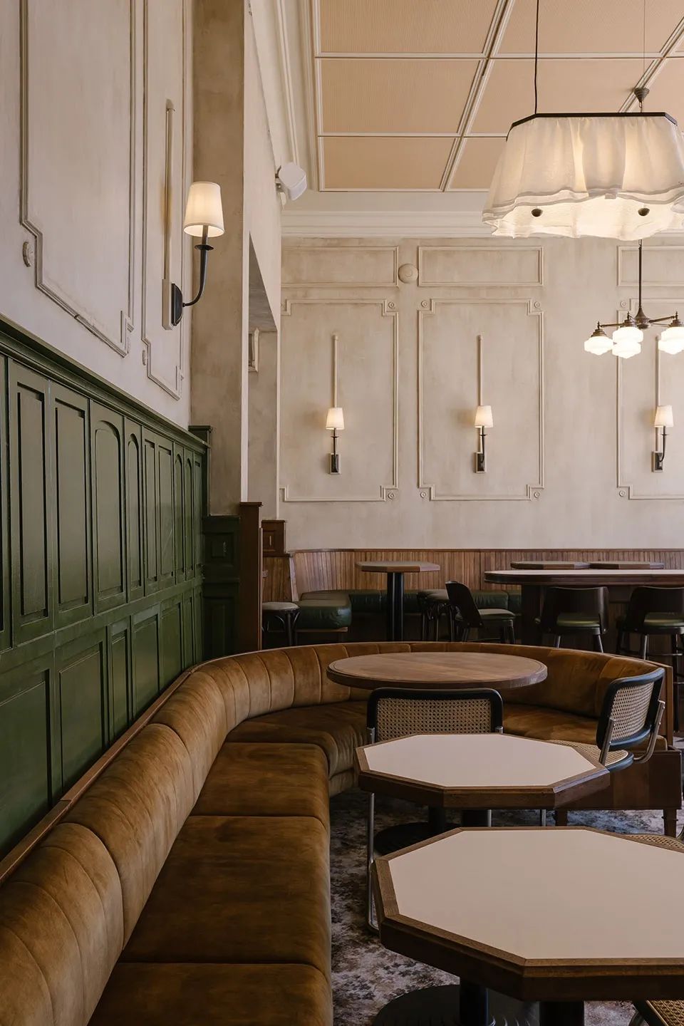 六角餐桌與經典皮革座位，紐西蘭Hotel Ponsonby酒吧／CTRL Space