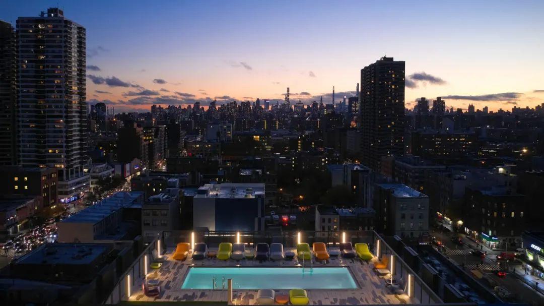 夜間景觀，紐約社會住宅微笑公寓／BIG© Pernille and Thomas Loof 