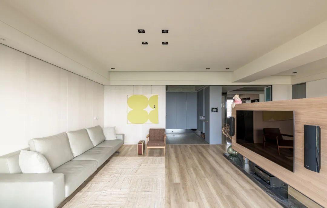 客廳，高雄48坪公寓《 通廊‧覓光 》室內設計／邵唯晏 竹工凡木設計研究室