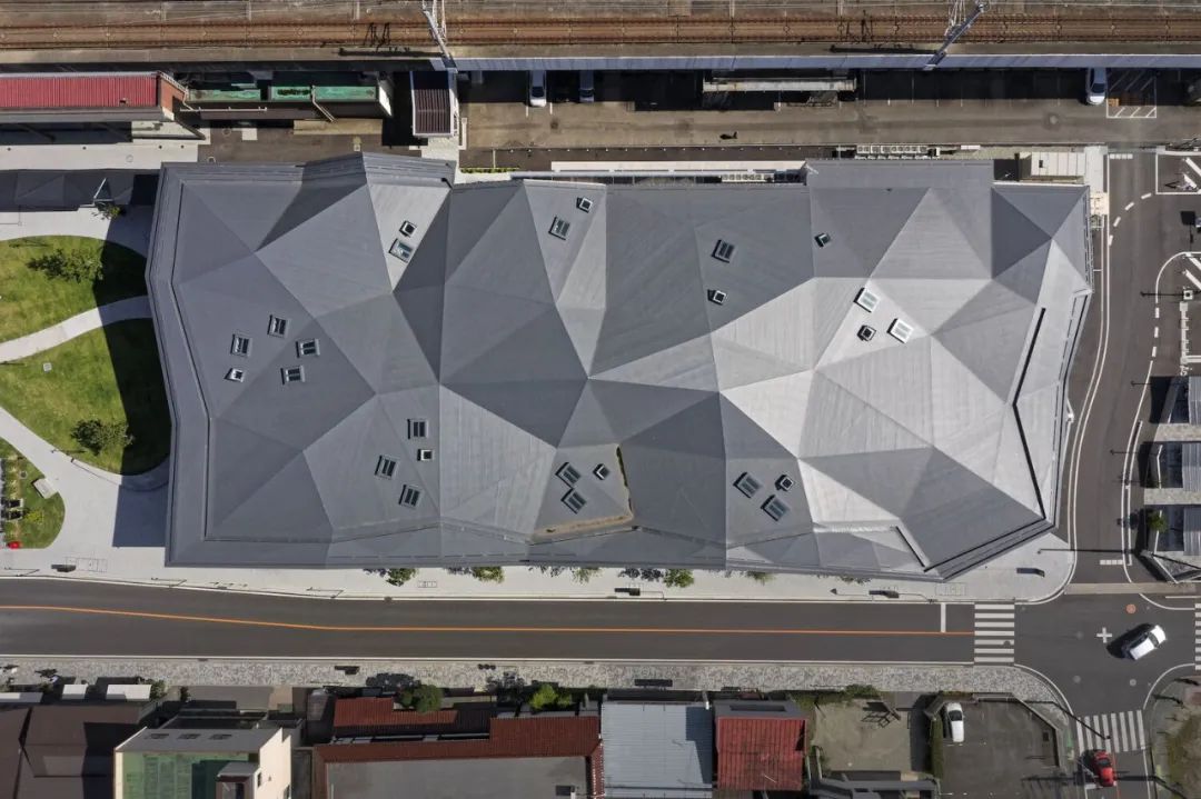 屋頂，那須鹽原市圖書館 / Urban Architecure Office＋伊藤麻理