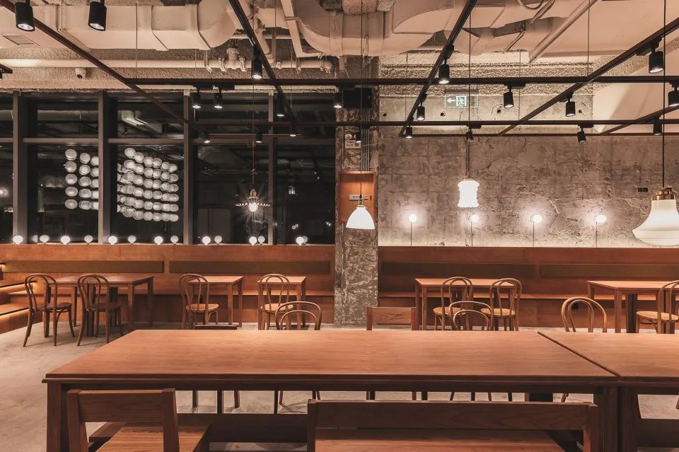 牆面刻意使用粗糙的混凝土紋理，上海Ufotable Café動漫主題餐廳咖啡館／Atelier A 