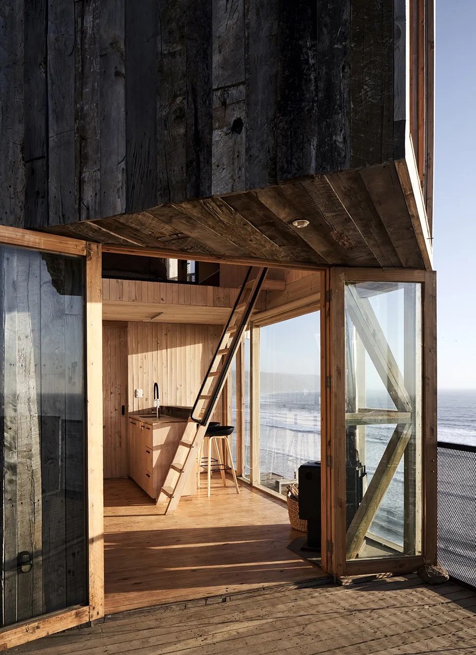 入戶門向北側露台敞開，小木屋／Croxatto y Opazo Arquitectos