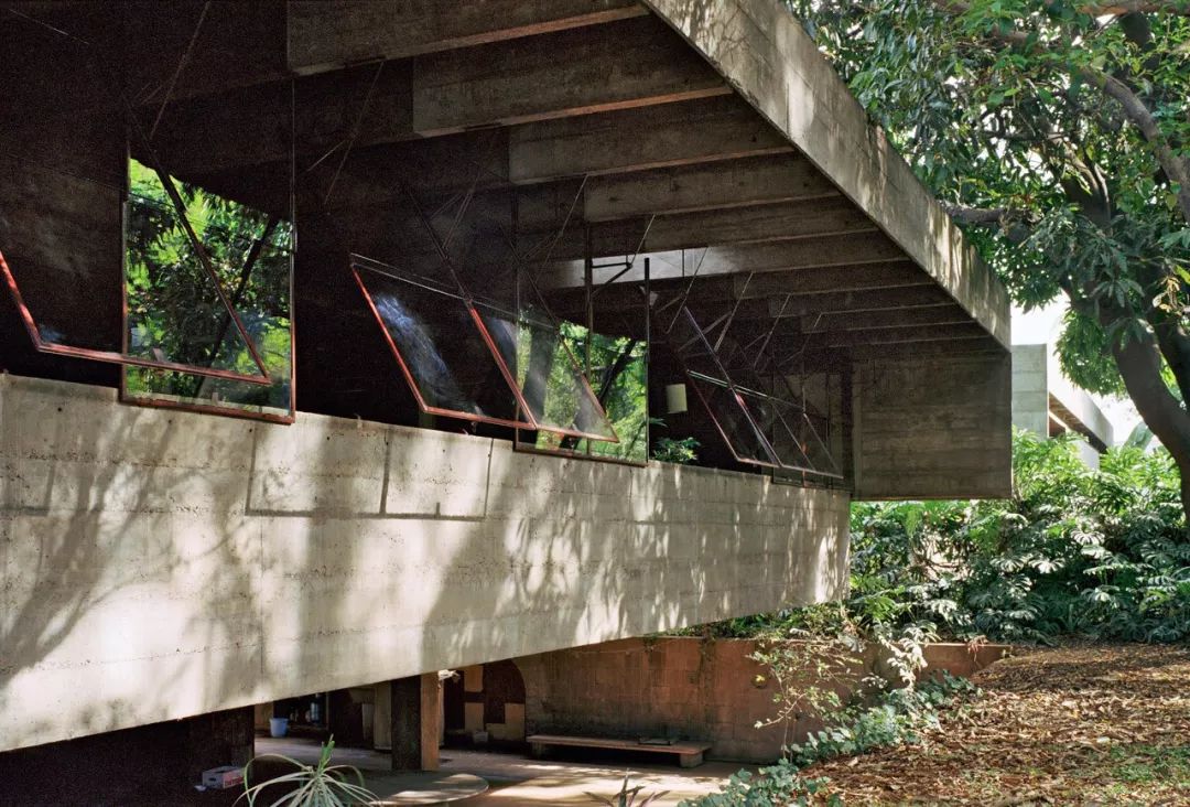 粗獷的混凝土外觀，Casa de Rocha 達‧洛查自宅／Paulo Mendes da Rocha ©Leonardo Finotti