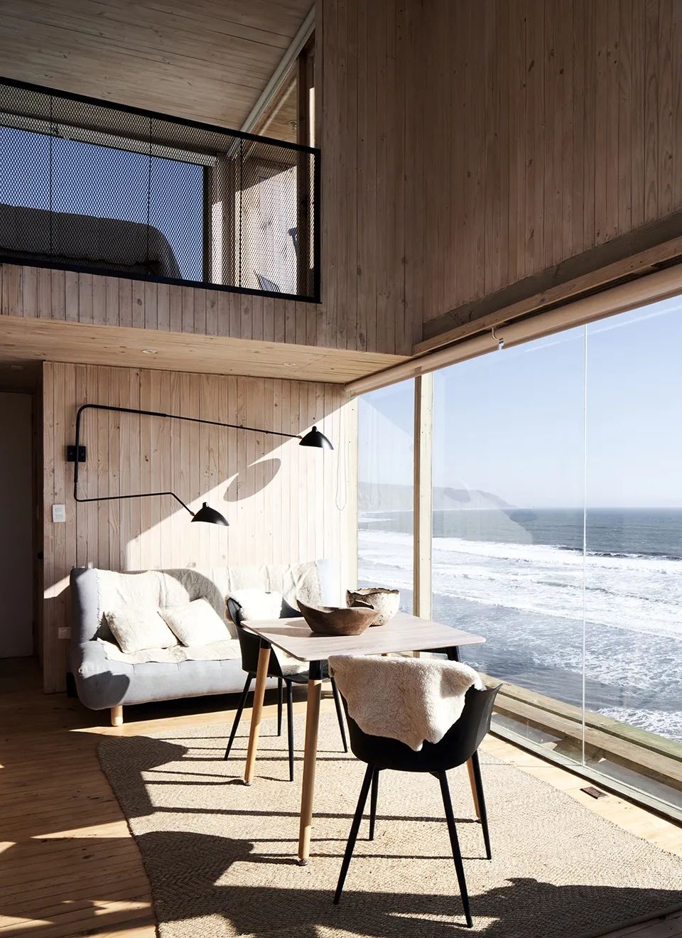 挑高客廳，La Tagua小木屋／Croxatto y Opazo Arquitectos
