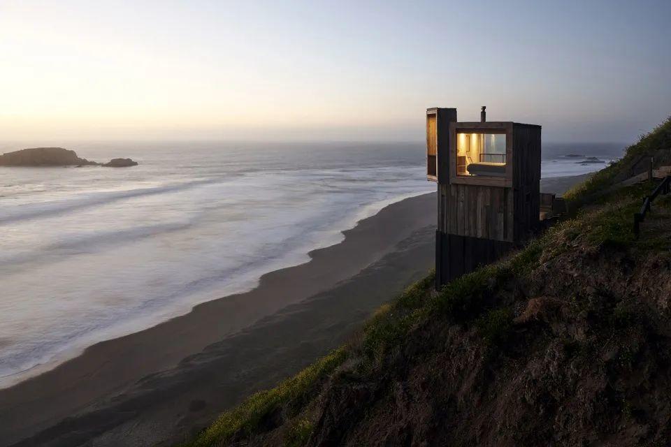 黃昏時的景觀，La Loica＆La Tagua小木屋／Croxatto y Opazo Arquitectos