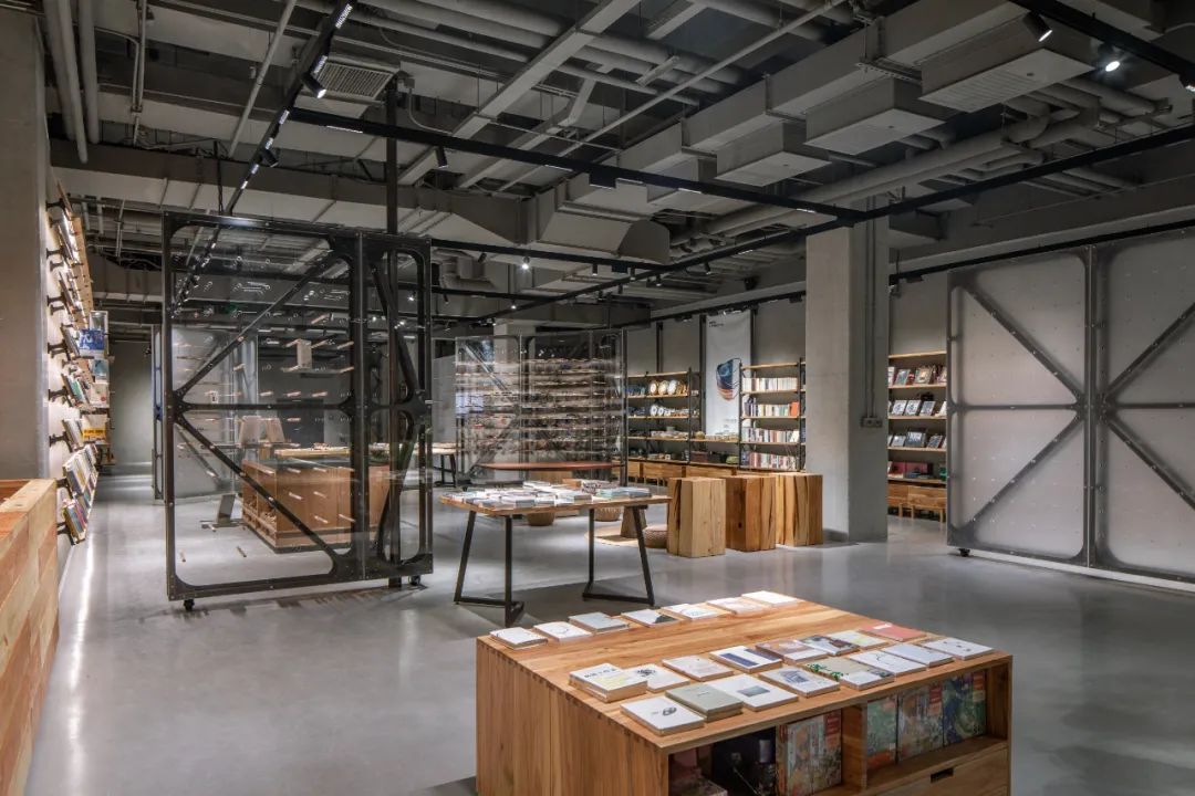 可重新布置書架及旋轉牆面，北京無目概念書店／LUOstudio
