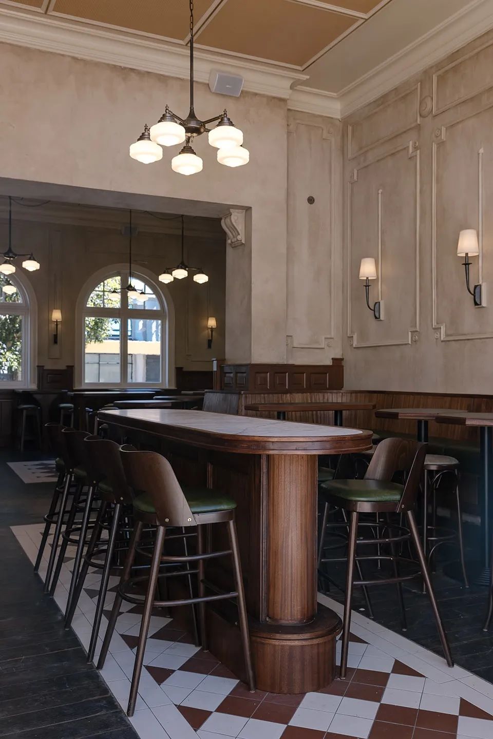 大理石長桌與綠色皮革高腳凳，紐西蘭Hotel Ponsonby酒吧／CTRL Space