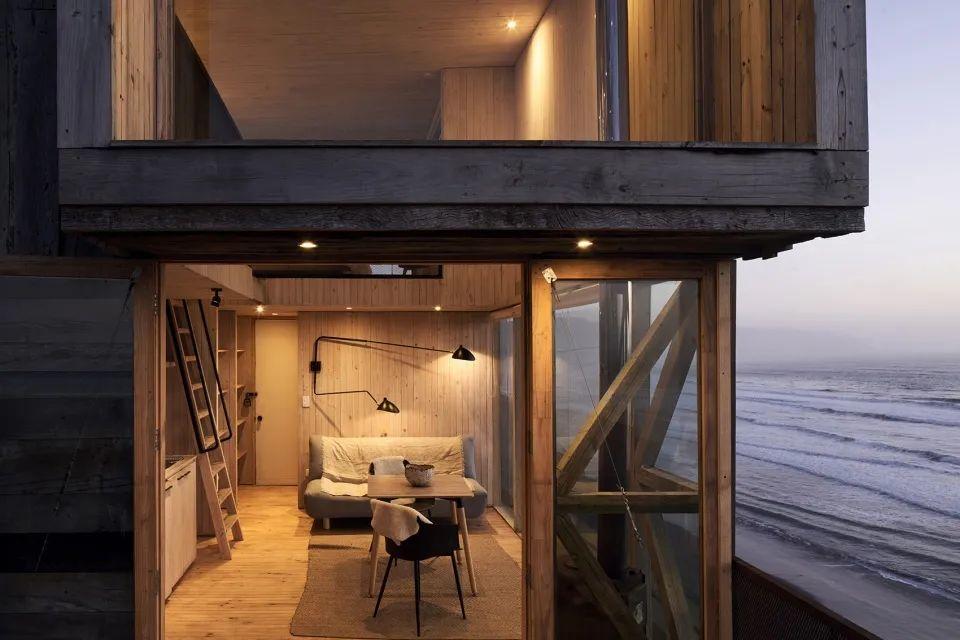 夜晚到來開啟燈光，La Loica＆La Tagua小木屋／Croxatto y Opazo Arquitectos