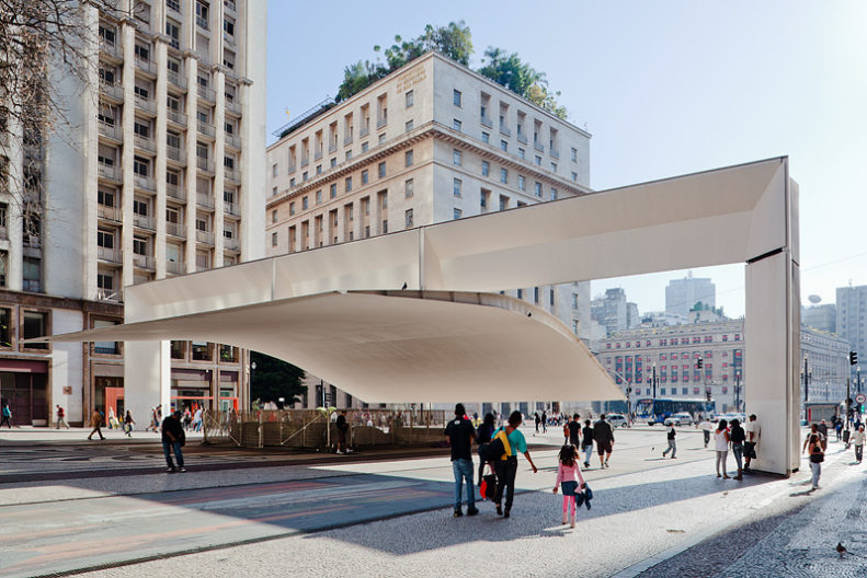 Prestes Maia Gallery 的入口遮棚／Paulo Mendes da Rocha